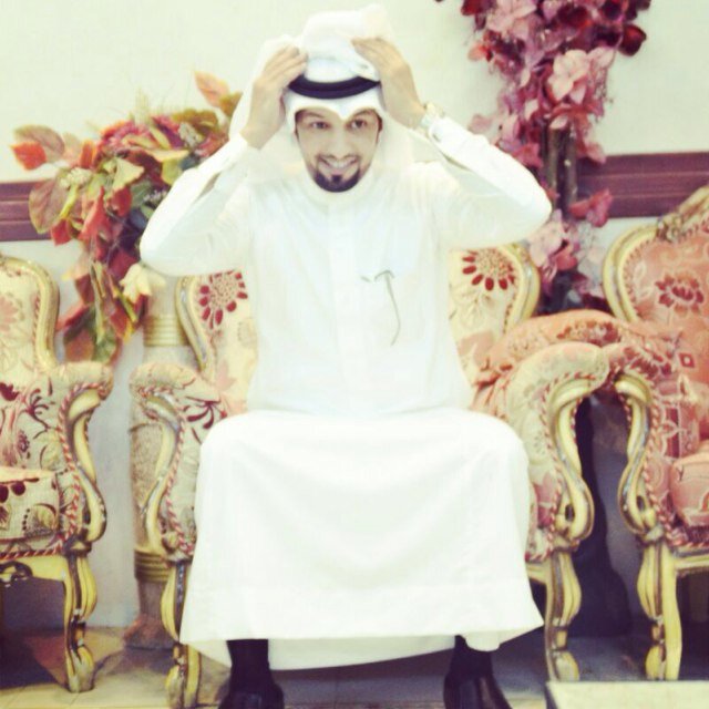 شاعر ولا لي في منصات الاعلام ..                                     قصايدي خَص على اللي أودًهـ،،