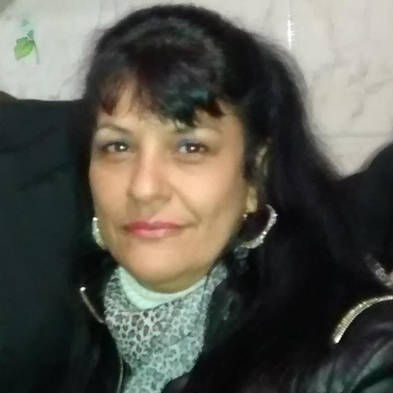 sou morena clara,evangélica,casada.tenho 46 anos .2 filhas e uma neta.Sou  caseira,amiga,fiel .Amo minha família ,e meus amigos,sou  feliz