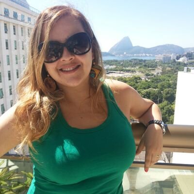 Sou uma mulher muito feliz, muito católica, muito apaixonada por meu marido, amo a vida, minha familia, meus amigos,my dog, e músicaaaa,♫ ♪...