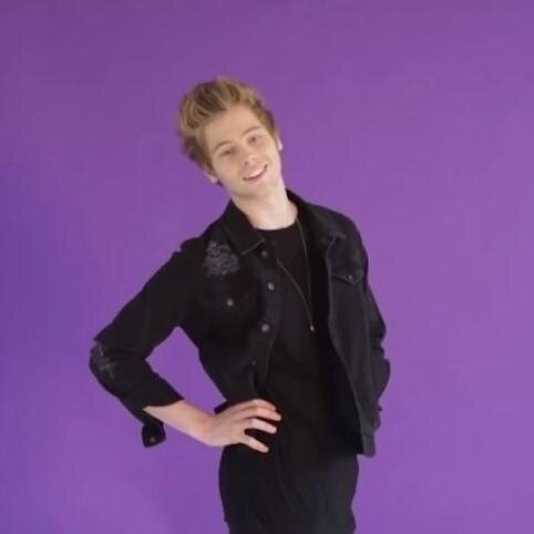 Luke Hemmings - 17 - single - bisex