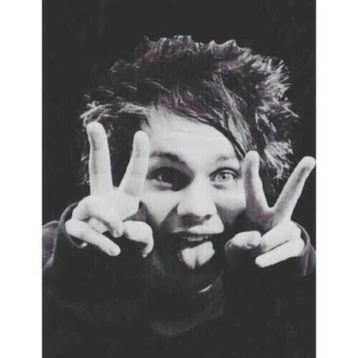 hii. please follow @bxbblylarry she follows back (: . Hope you have a wonderful day and remember to smile! XX