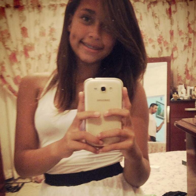 Maloka mesmo  ,com orgulho , morena  dos olhos claros , engraçada sem medo de viver .