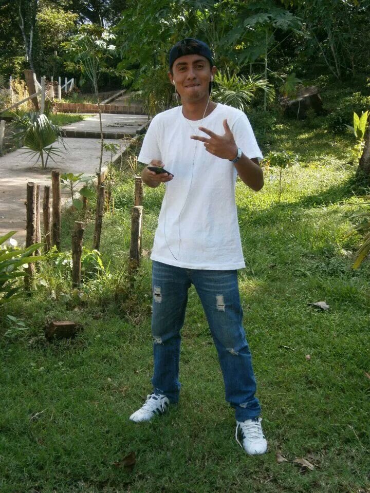 stoy estudiando para cantar en un banda mexicana futbol y boxeo deportes favoritos VIVA LAS CHIVAS!!!!!follow and ill follow back