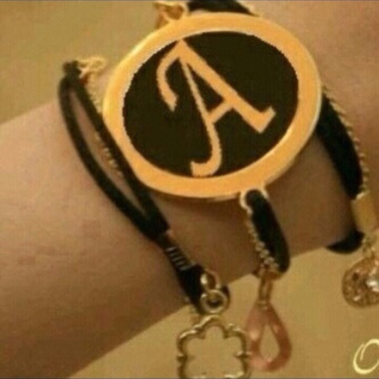 اللي يتابعنا عسى الله يحييه..... أهلاً هلا ولنا الفخر ونتشرف..... واللي يمر حسابنا ولايلتفت فيه..... قولو له المعروف ماينتعرف.....(( حائل ))