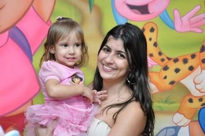 Sou carioca, Católica, trabalhadora,amo minha família, meu marido, meu gato, meus amigos, sou esforçada, ansiosa demais e estressada.