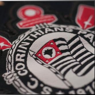 O meus sangue é preto e branco, minha alma é guerreira, minha camisa é um manto e o meu mandamento é ser CORINTHIANS a vida inteira!