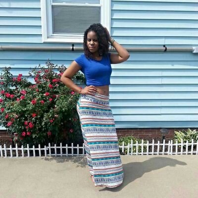 Im 23.. 5'3 FUN SIZ3 CHICK. LONG HAIR CARM3L SKIN TON3 T3AM NO KIDZ. MIX CHICK N THICK N33D I SAY MOR3...