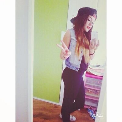 —Mira ahí va el amor de mi vida.
 — Pero si va con  su pareja 
 — Si lo sé, los deje ser felices.♡