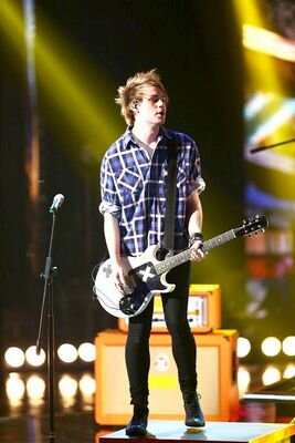 follow @drunkpanyx because she just gave you this free follow. :)