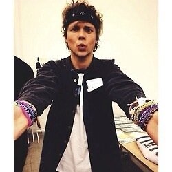 Please follow @5soslayoutacc thx ilysm