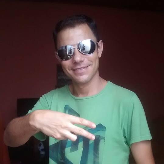 - Ser Feliz é o Mair Afrodisíaco que Existe. Voce Só passa Por esta Vida Uma Vez . Não Vai Ter Bis.