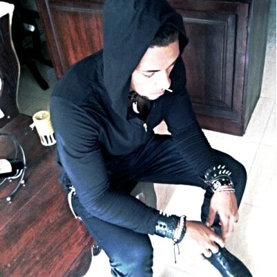 Un tipo sencillo ;) que lo coje suave- AmoO  la  música Metal y vivir el momento al máximo :D follow me.