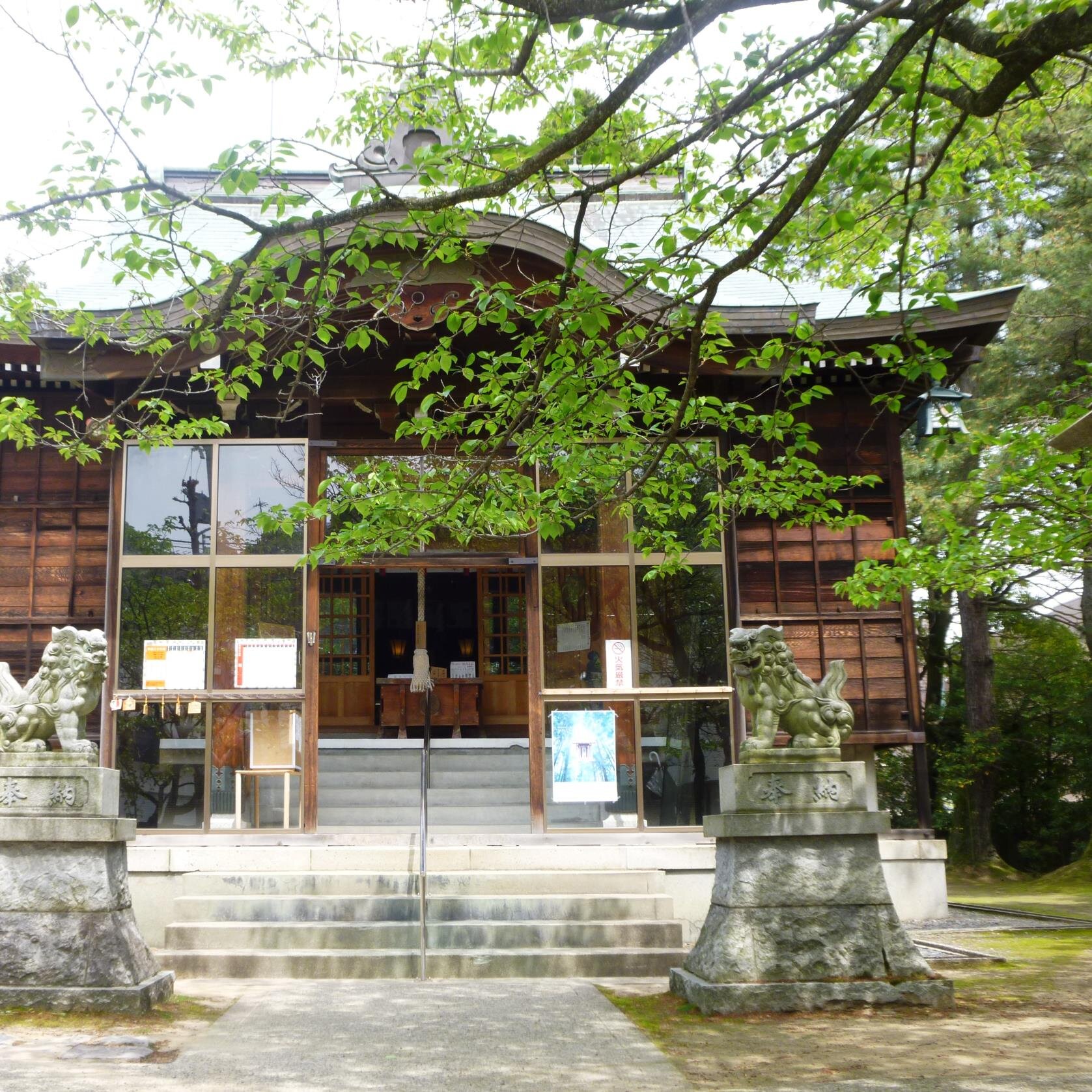 金沢市に御鎮座の開運・成功勝利などの神さま応神天皇、厄除け開運などの神さま大山咋命、無病息災などの神さま少彦名命をお祀りしています。