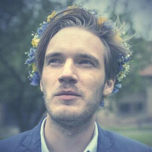 A fabulous youtube gamer, Goes mental when playing horror games, I love all ma bros and ma littel pugs, Maya and Edgar. :33 [RP | Single | Bi]