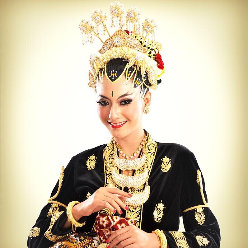 arniesuryo_mua's profile picture. Make-Up Artist @ roemah rias arnie suryo | Love my job so much | Because you are beautiful, girls...