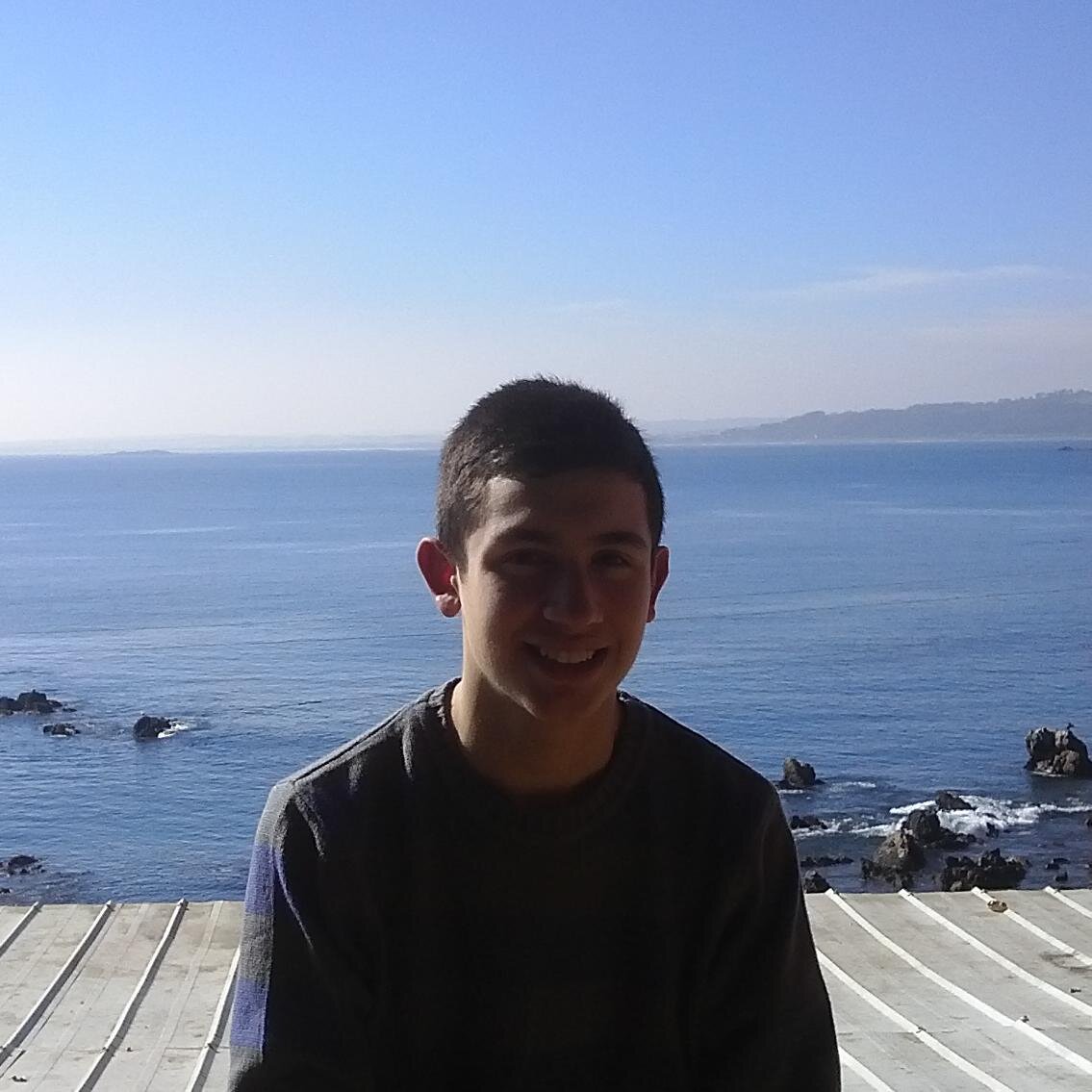 Soy Gonzalo Amir, descendiente árabe, amante del deporte, estudiante de administracion y me rio mucho con el humor cruel de Edo Caroe
