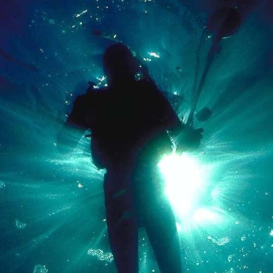 Program diving yang bertujuan menjelajahi dan memecahkan misteri bawah laut .tayang setiap hari kamis pukul 23:30 hanya di Trans