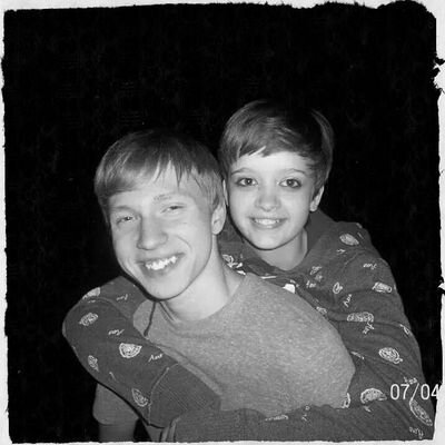 I'm 16 years old, I go to FHS ( follow me and I'll follow you :) )