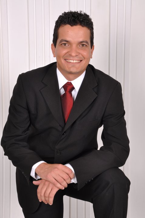 Bacharel em direito, Policial Militar e candidato a Deputado Federal pelo partido PTC.  Só DEUS cala essa voz.