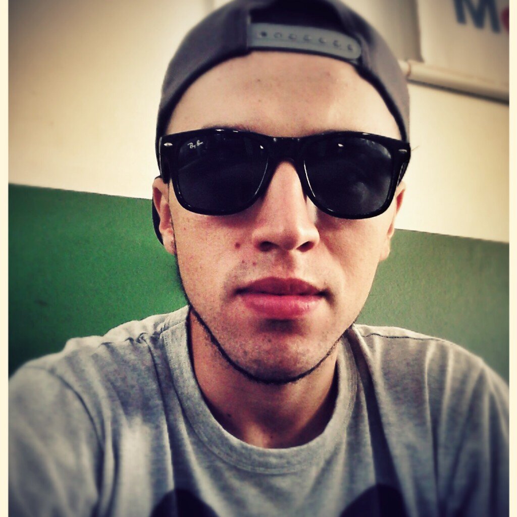 Vou me largar no sofá, tomar um mate limão, reflito um pouco e chego a uma conclusão: fortes são aqueles que não vêem fronteiras pra se expressar...(8'