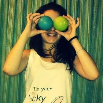 helena_poderosa's profile picture. Cada día morimos, cada día cambiamos y sin embargo nos creemos eternos.