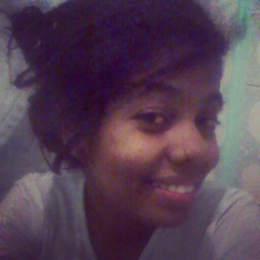 E o que eu sinto é o tal do amor. Aquele surrado, mal-falado, desacreditado e raro amor, que eu achava que não existia mais. Pois existe. E arrebata, atropela,
