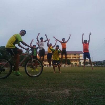 15 Years old , Love Athletics and Football , I am a Athletics Thrower and A Massive MUFC fan . I love Music , Dance , abit singing too :) @Joyceeeeee_ rules !