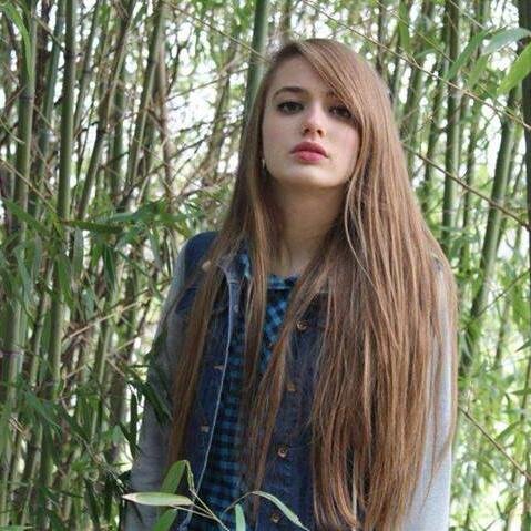 Eu sou cheia de atitude! Amo a minha vida e minha família. Sou expert em maquiagem.
