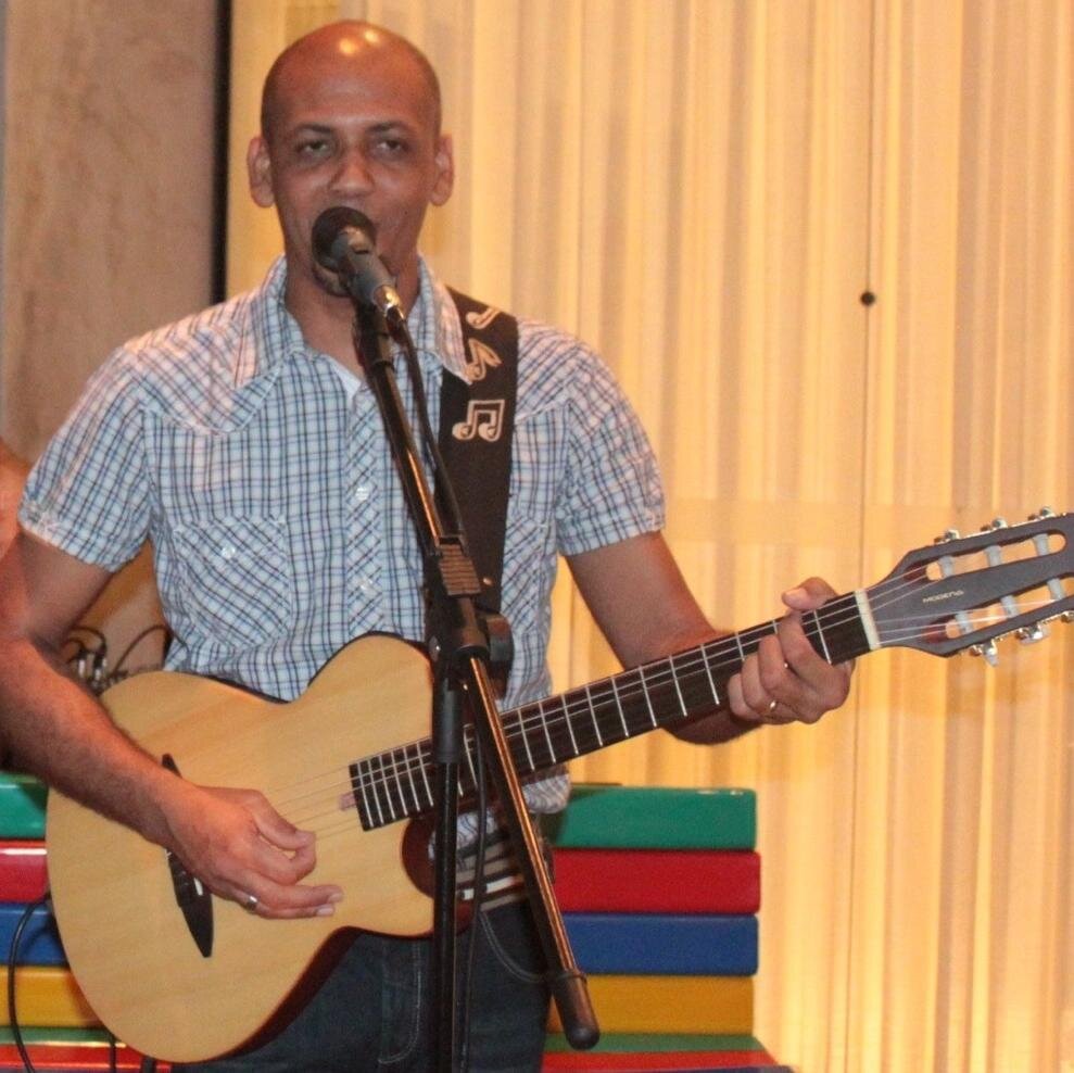 Encante-se com esse baiano que se apresenta sempre nos finais de semana e feriados, exibindo sua voz excepcional em belas interpretações durante eventos sociais