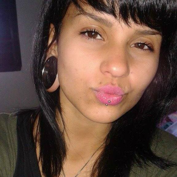 Ela tem classe instinto nato que te domina
Não é só face mas o seu corpo também fascina!