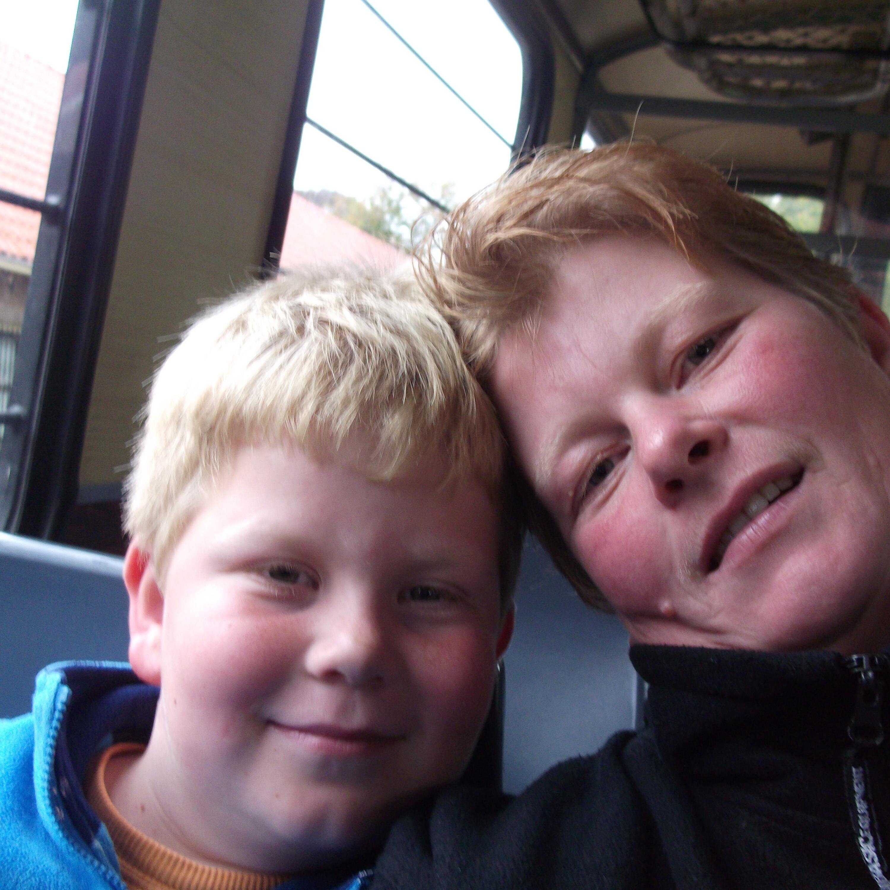 ik woon op terschelling ben moeder van 2 kinderen  en ik ben 42 jaar .