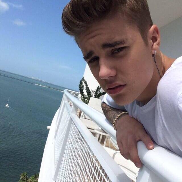 ｡ Eu nasci para ser alguém,eu vou iluminar o céu, eu nasci para dignificar, eu posso sentir isso, eu posso acreditar,estou aqui para ficar. Sou Belieber ♥