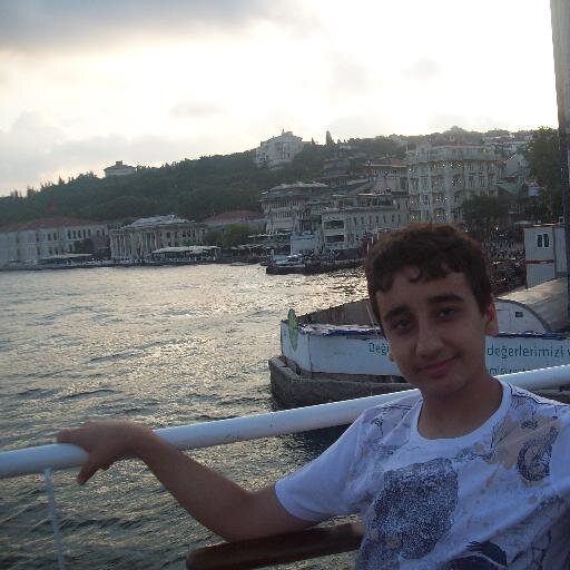 küçükken topu inşaata kaçan çocuk