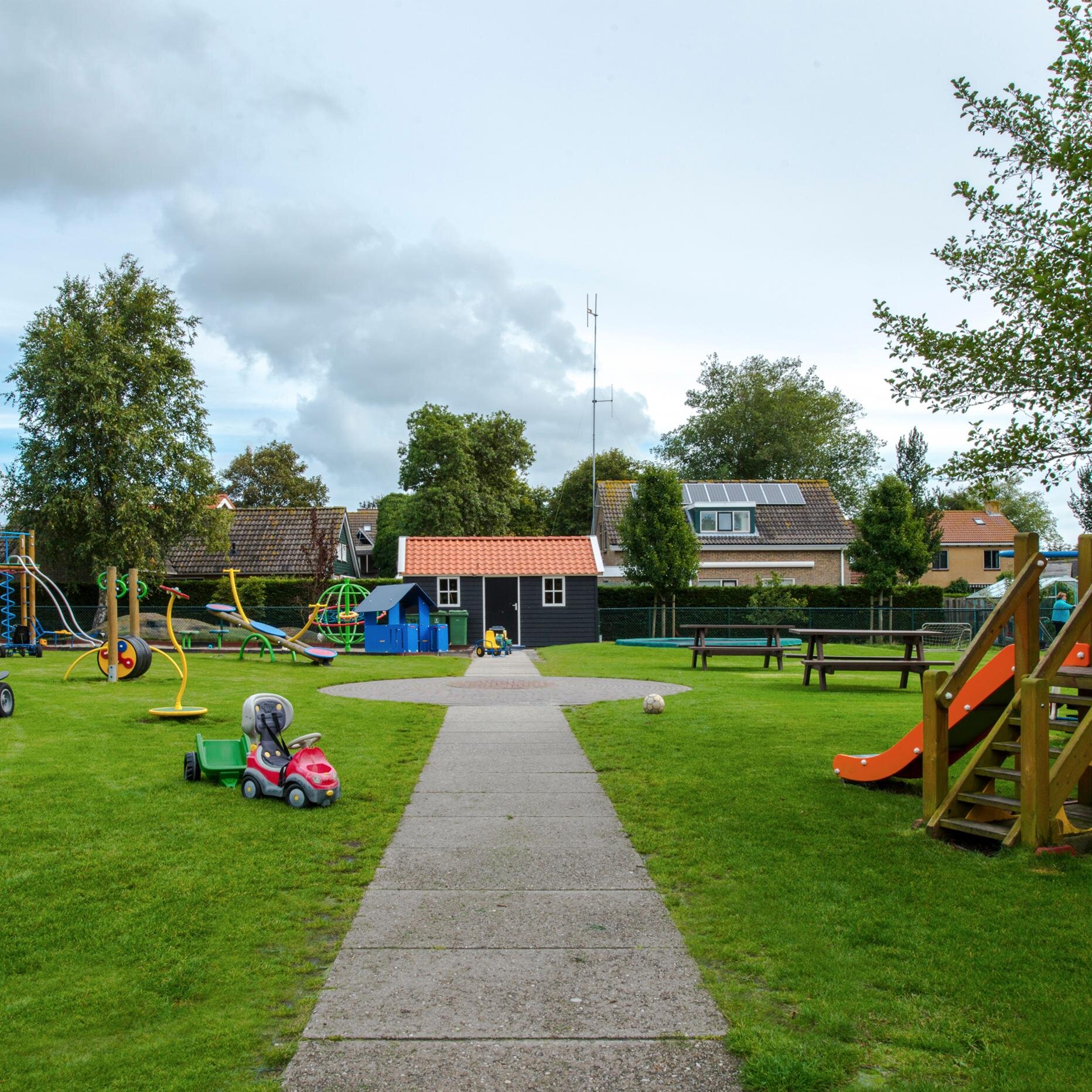 HappyNesameland's profile picture. In het centrum van Nes staat HappyNes vakantiewoningen. Het adres voor een onvergetelijke vakantie!