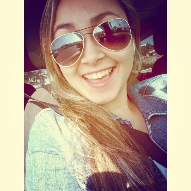 Quem se descreve se limita, apenas sorria bonito e deixe os outros quererem descobrir qual é o segredo que faz você rir. ☮ ✌ (HAHA Só minha @Yara_Luciano s2 )