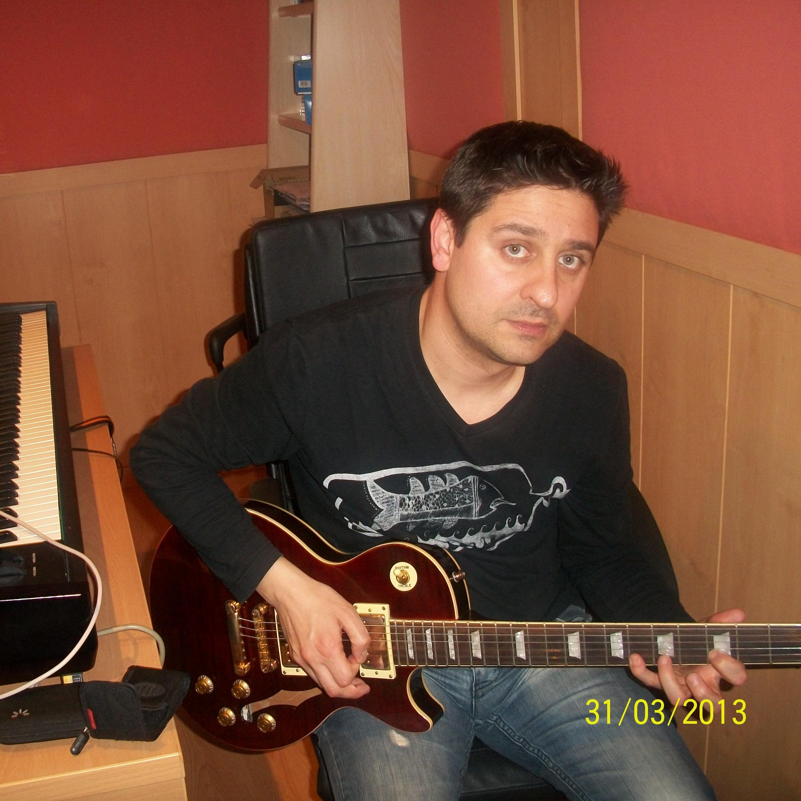 pedro_herzo's profile picture. Esta vida es mucho mejor cantando. Y eso me gusta hacer desde hace muchos años.