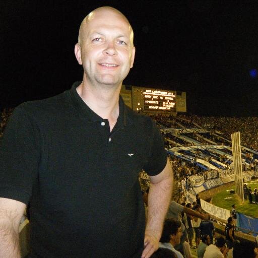 Writes in Danish and English. Supports AaB, AS Roma and Chelsea