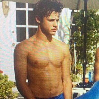 PLEASE FOLLOW @DallasQueen_ BECAUSE SHE GAVE YOU THIS FREE FOLLOW AND @osnapitsjacob