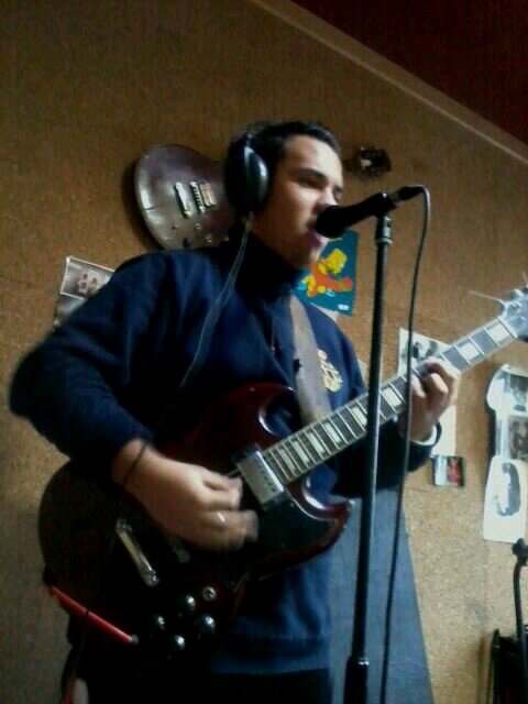 El sentido de la vida, está en vivírla sin más. Músico desde que nací con una guitarra bajo el brazo, compositor y cantante de @Jaleo_rock. I love this game !