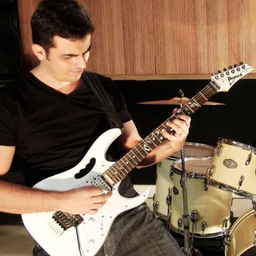Guitarrista e compositor gravando seu primeiro CD instrumental.