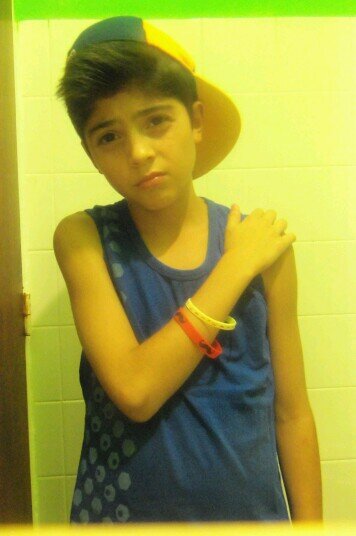 Hola me llamo juan . me dicen enano,mi sueño es conocer Paris♥,quiero una foto con SKRILLEX, sigueme y te sigo al toque.