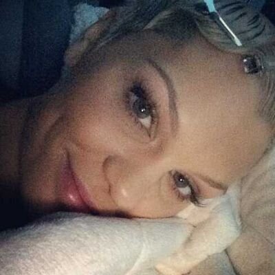 ☺JessieJ is amazing ,been ere since the beginning ur smile makes everyone smile.Hollyp favoured my tweet☺.Im a lezzie, Im 43☺