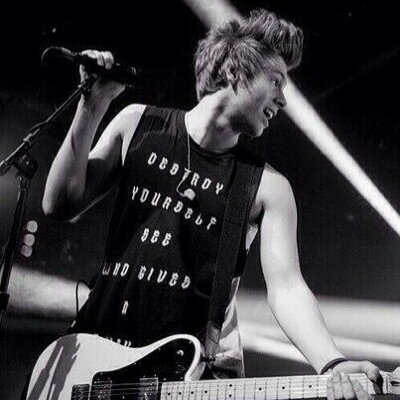 taking requests at any time - rt or ask for the layout and ill dm it to you // mainly one direction and 5sos //