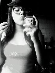 Uma menina simples , cheia de defeitos , mais tbm com qualidade , sorridente , alegre , estrovertida & sonhadora pincesa de Deus ♔