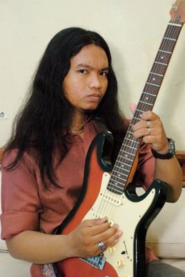 A man who loves his guitar verymuch, born 1988, shio naga, fotograph, blues jazz lover