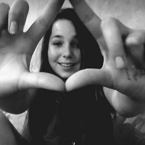 Salut moi c'est elisa je suis collégienne je chante follow me i follow back