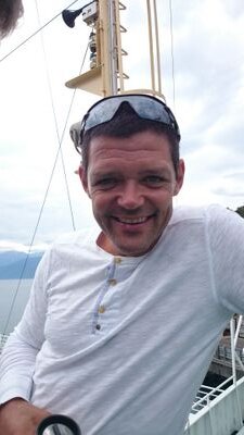 Hostelowner/Vandrerhjem- og cafevert, skiløping, kaffekoppen, hverdagsphilosofi og familien er hovedgesjeften. Hygge og smil gjør livet herlig:)