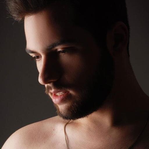 Busco a felicidade do próximo no meu canto e na música.Que me demonstre um sorriso de paz ..através da linha da vida  em sensações continuas do meu som.