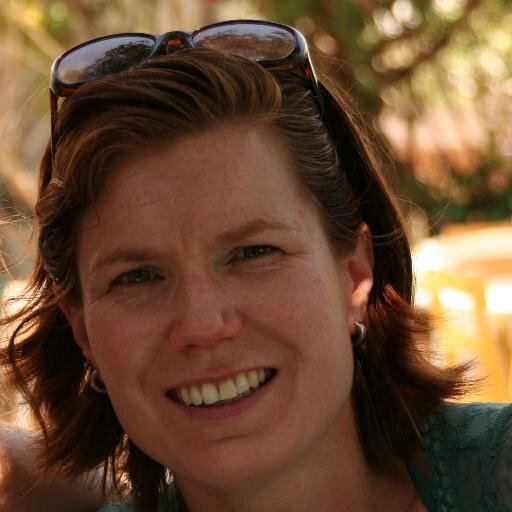 trotse moeder van 2 dochters, enthousiaste levensgenieter, hockey, wintersport, duurzaam & verantwoord ondernemer, webwinkel, gek op lekker eten en wijn.
