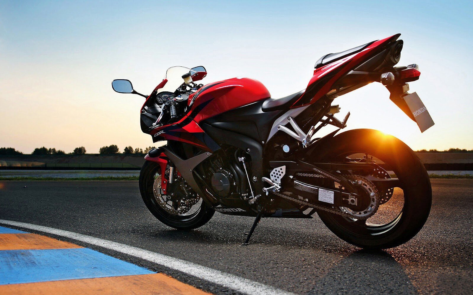 I'm a 16 year old girl who loves everything with speed, and gets crazy by hearing an Car or motor ... jup thats me (: